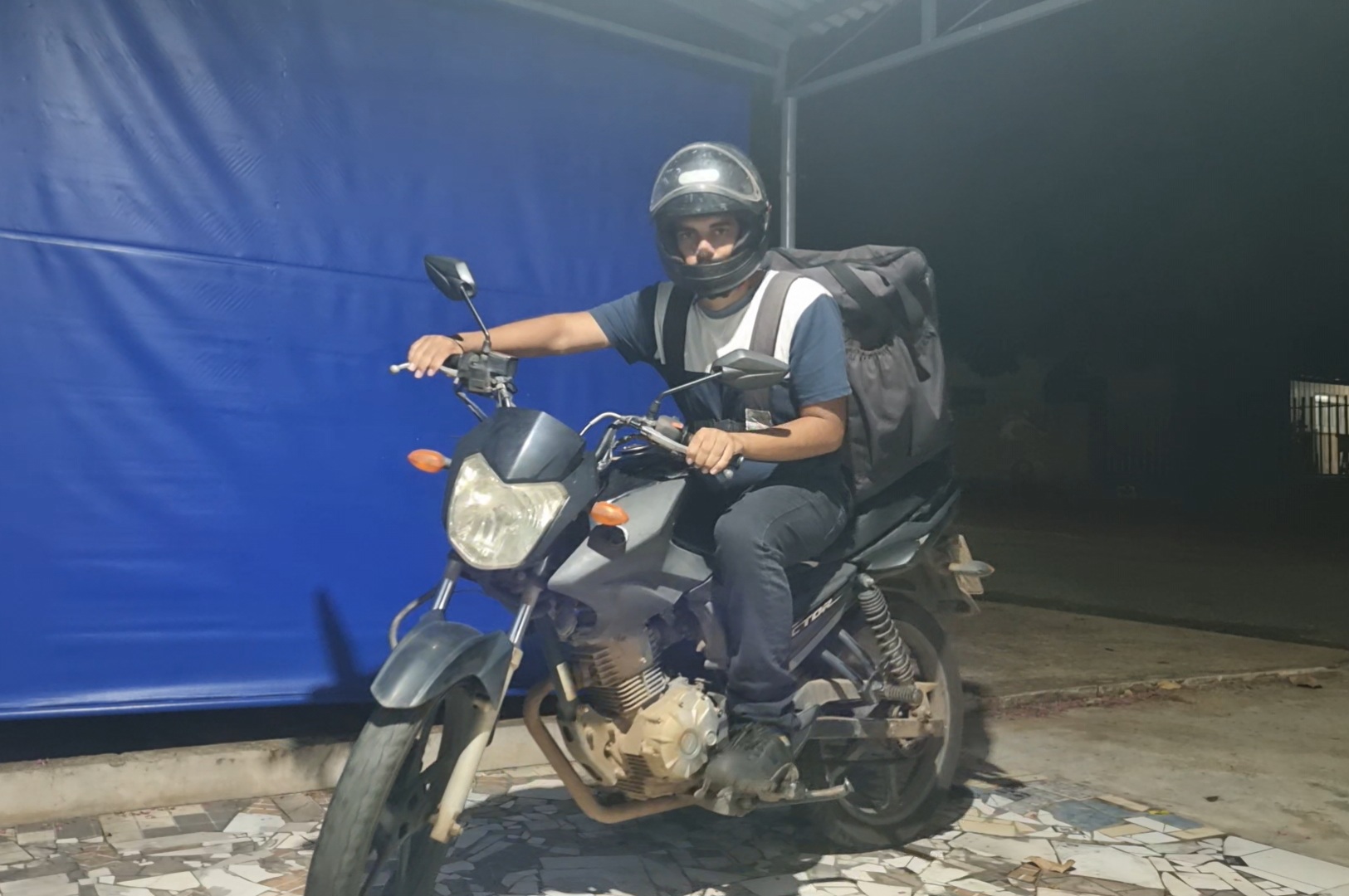Entregador em sua motocicleta